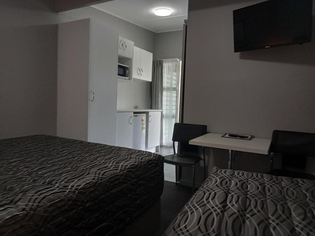 Deluxe Queen Room room - Image 3