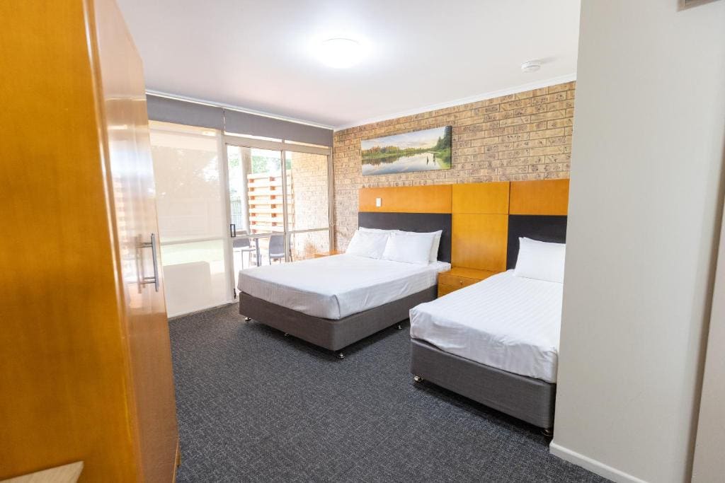 Standard Triple Room room - Image 2