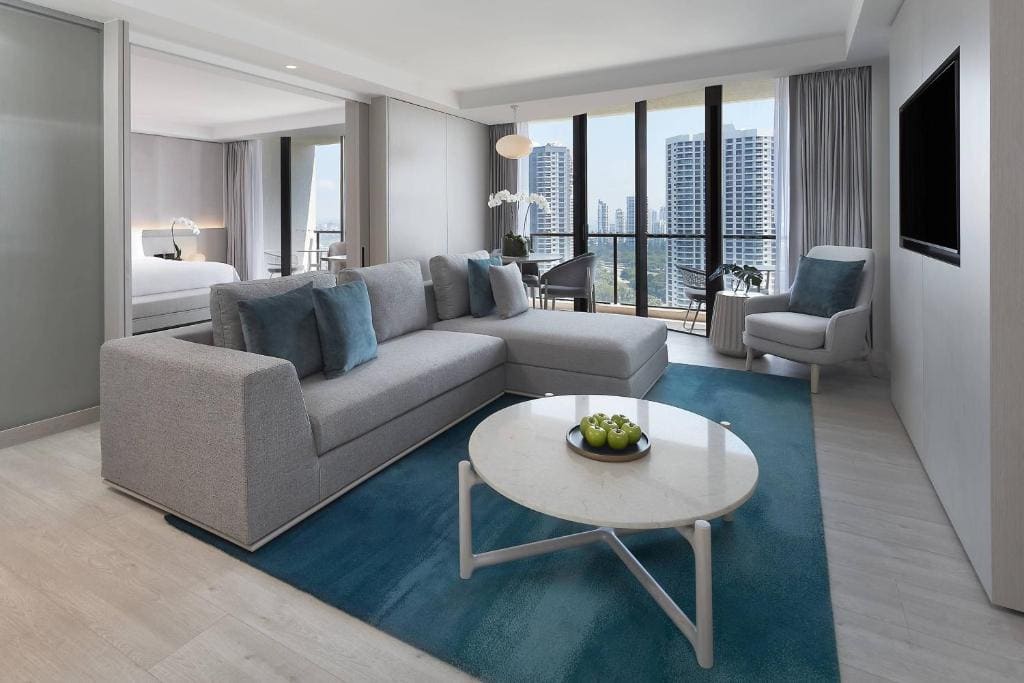 One-Bedroom Executive Corner Suite with Ocean View room - Image 3