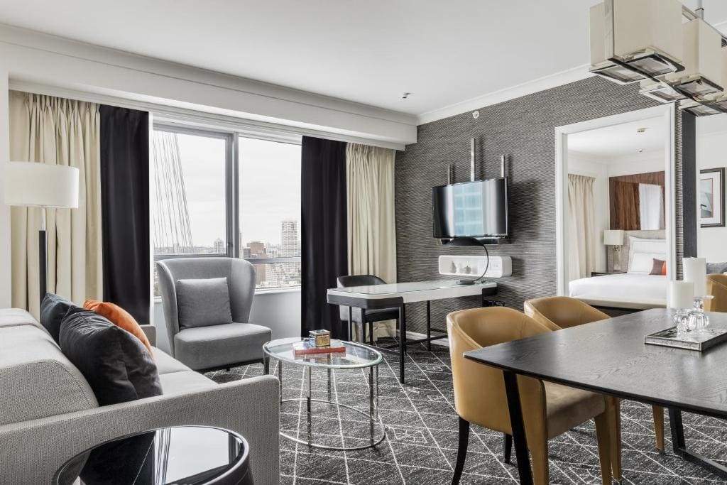 Executive King Suite with Sofa - Club Floor Access room - Image 3