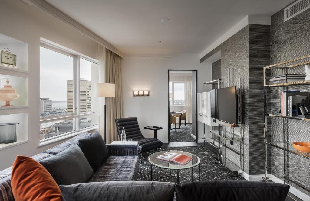 Suite with Club Floor Access - High Floor room - Image 2