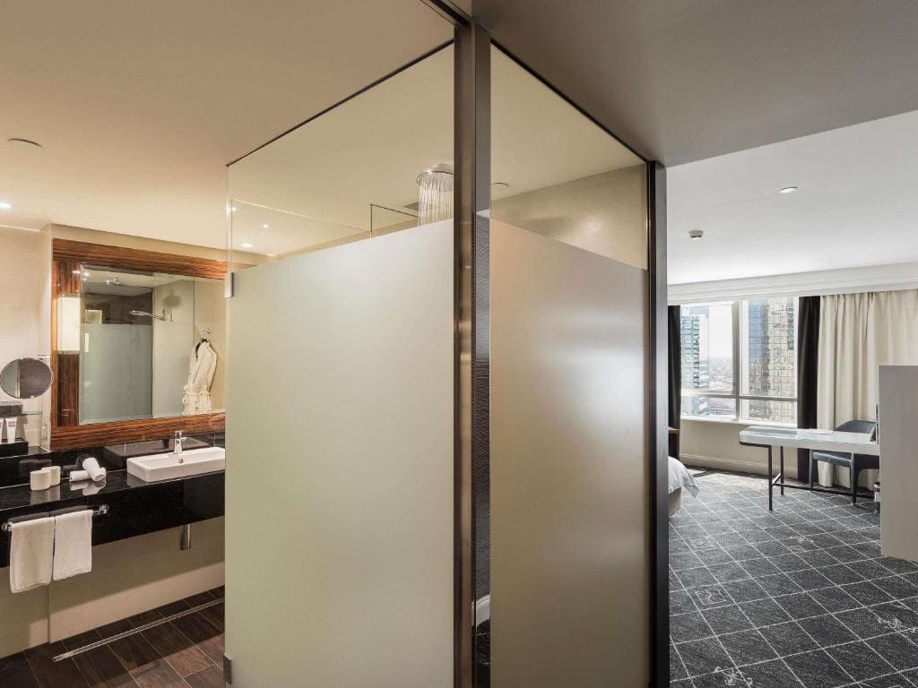 Signature King Skyline Room with Club Floor Access - High Floor room - Image 3