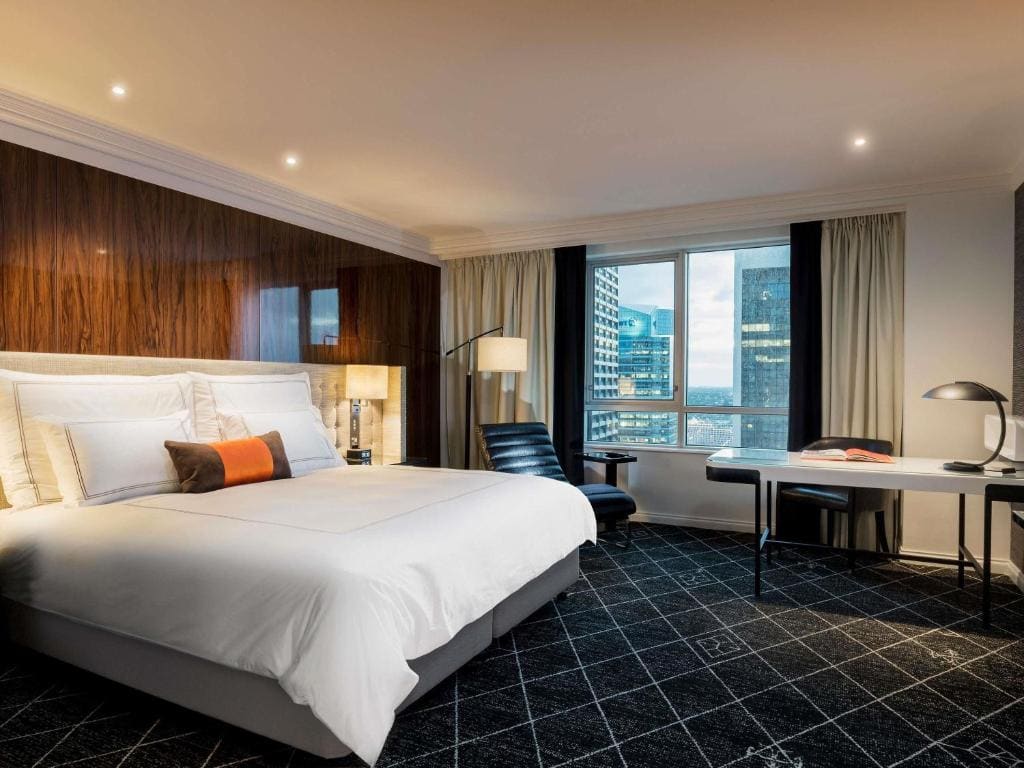 Signature King Skyline Room with Club Floor Access - High Floor room - Image 2