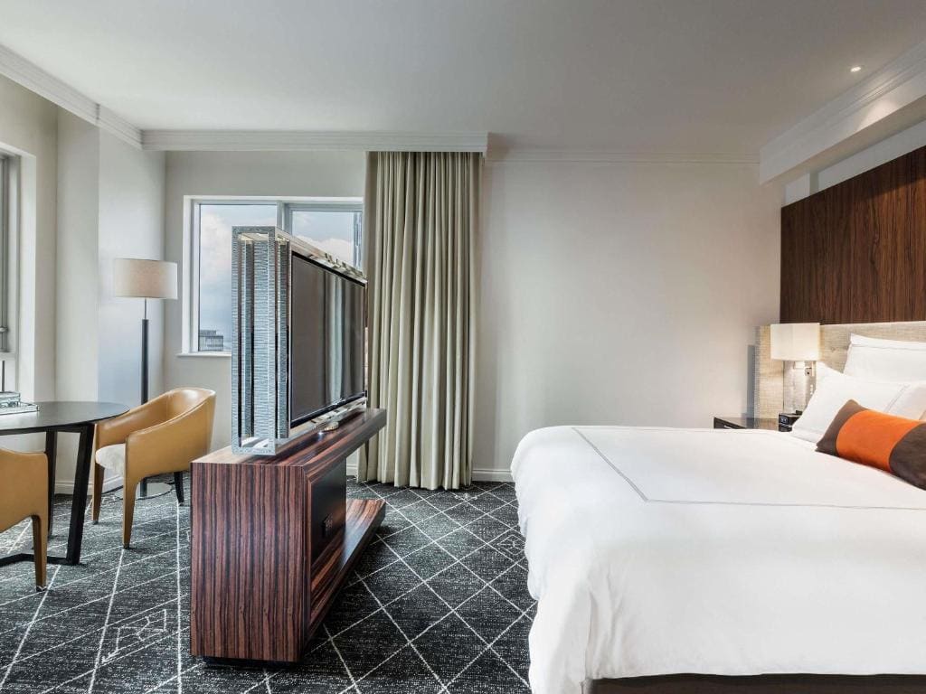 Suite with Club Floor Access - High Floor room - Image 3