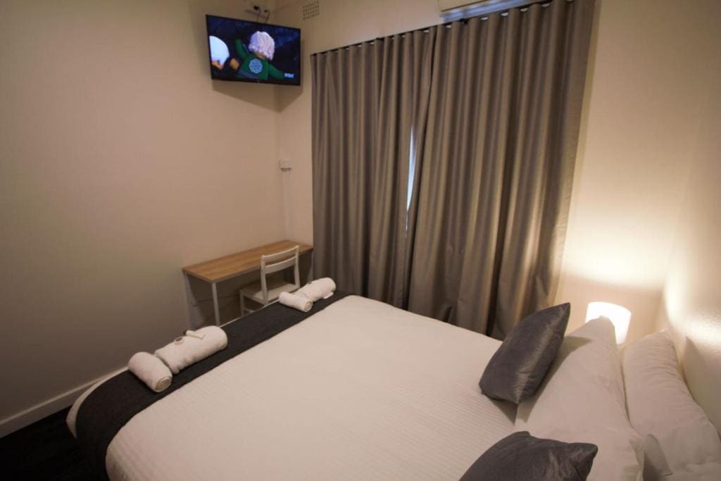 Queen Room with Shared Bathroom room - Image 2