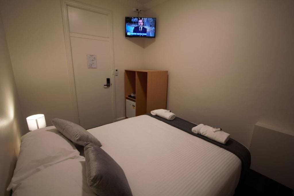 Queen Room with Shared Bathroom room - Image 1