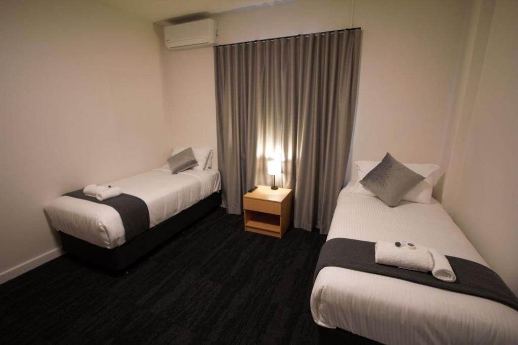 Twin Room with Shared Bathroom room - Image 3
