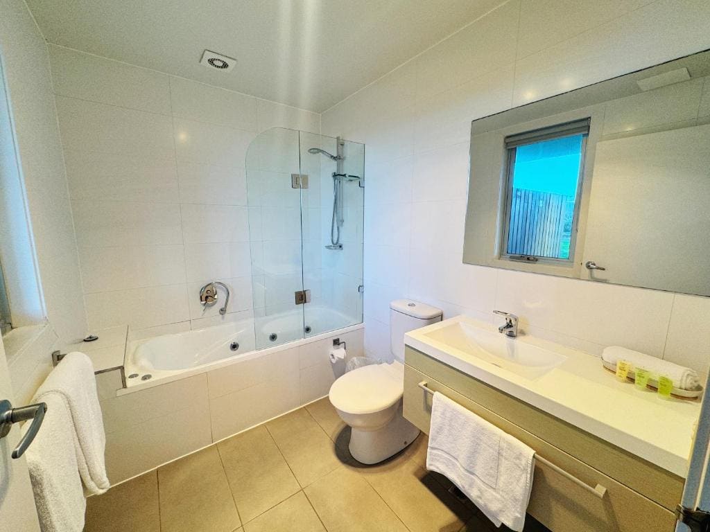 Two-Bedroom Deluxe Apartment room - Image 2