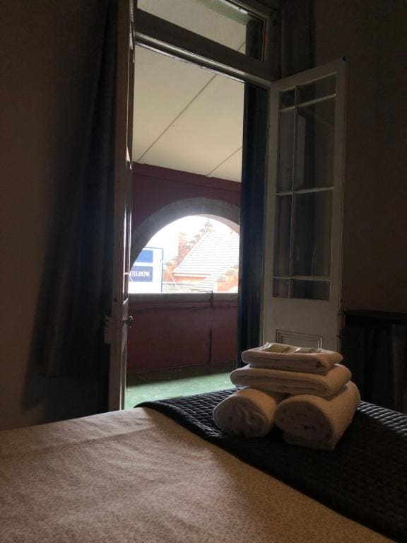 Basic Triple Room with Shared Bathroom room - Image 2