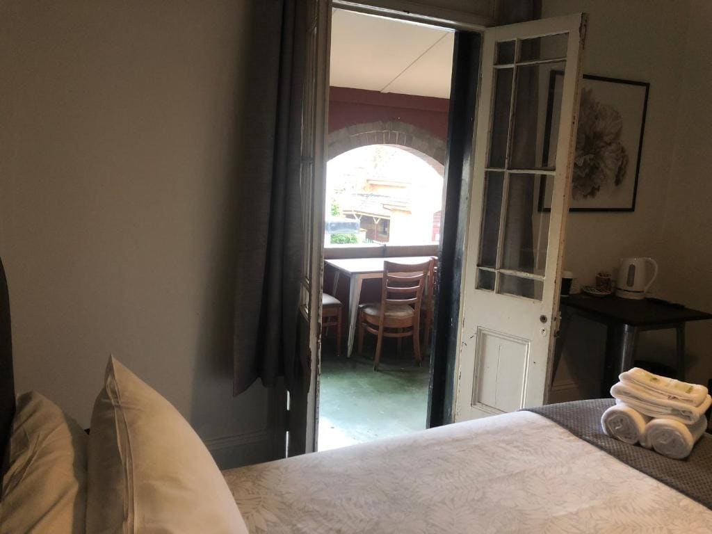 Queen Room with Shared Bathroom room - Image 3