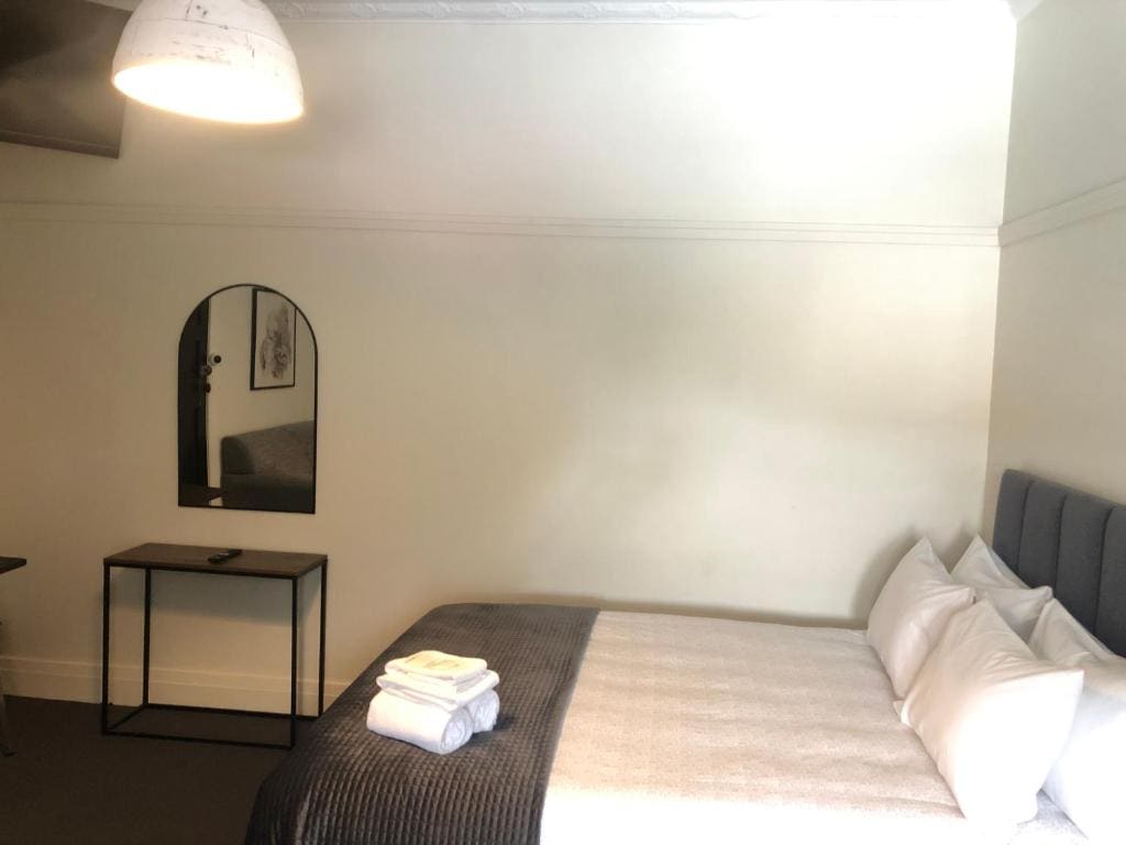 Triple Room with Shared Bathroom room - Image 3