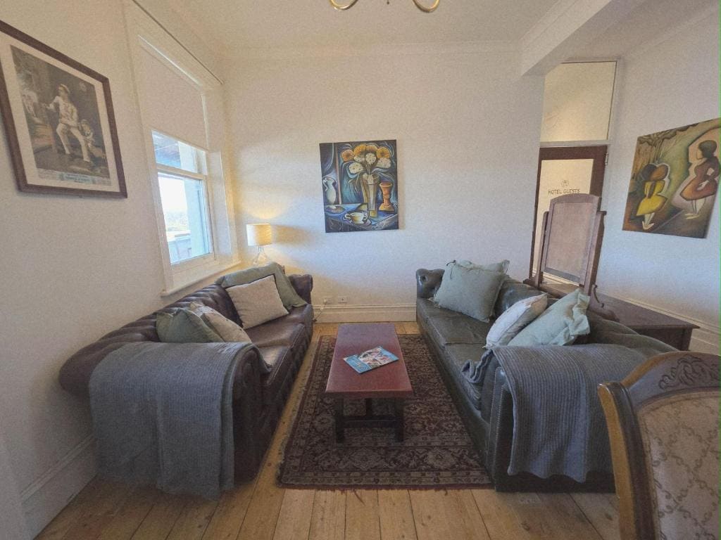 Deluxe Queen Suite room - Image 3