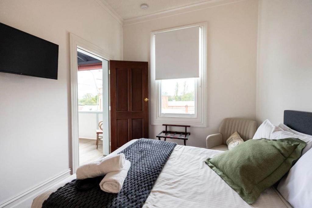 Deluxe Double Room with Balcony room - Image 3