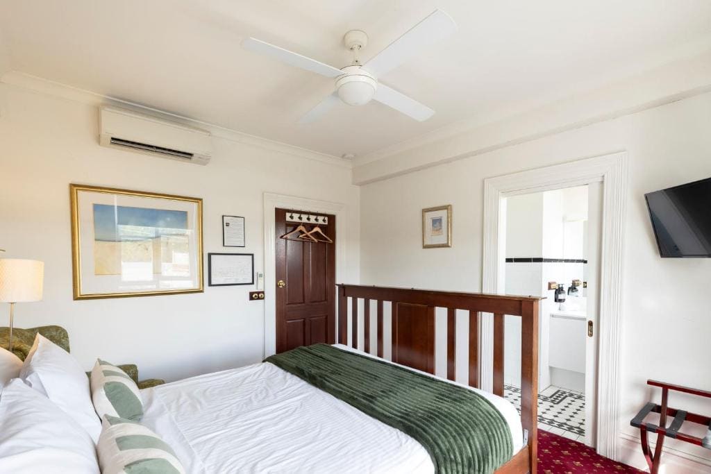 Deluxe Queen Suite room - Image 2
