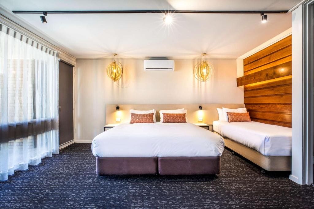 Studio with King and Single Bed room - Image 2