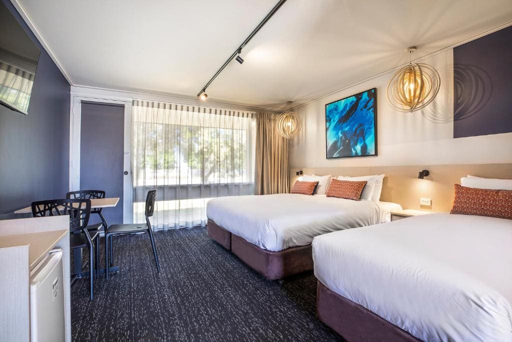 Studio with King and Single Bed room - Image 3