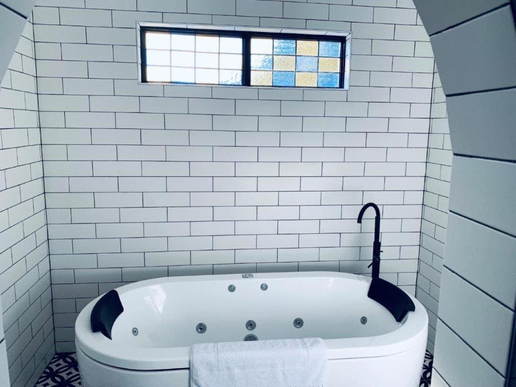 Queen Room with Spa Bath room - Image 2