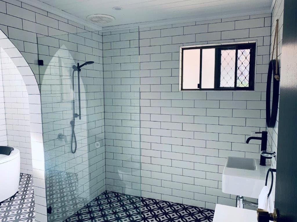 Queen Room with Spa Bath room - Image 3