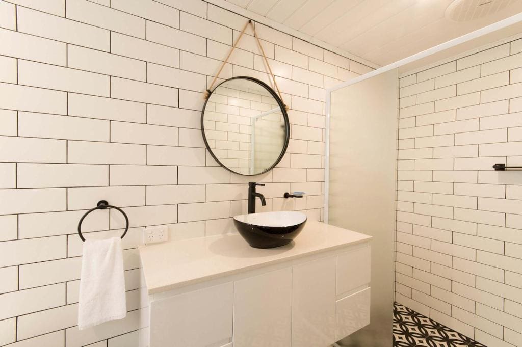 Single Level Queen with Spa room - Image 1