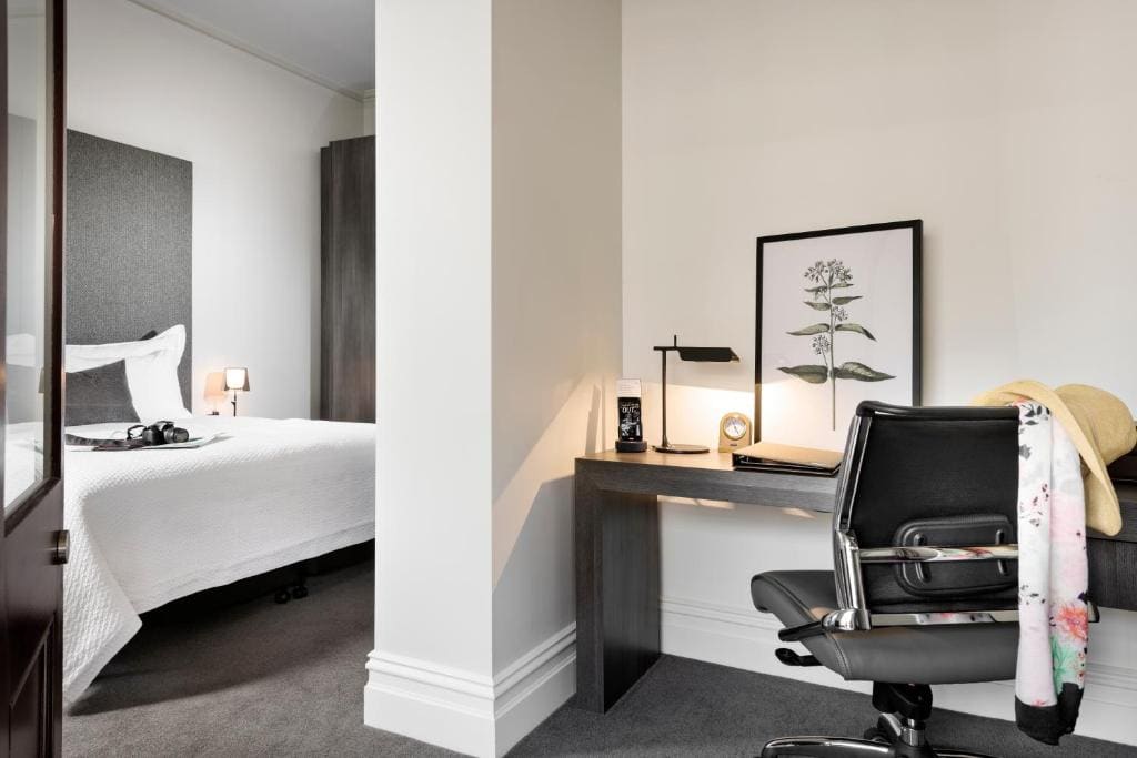 Deluxe Premier King Room room - Image 3