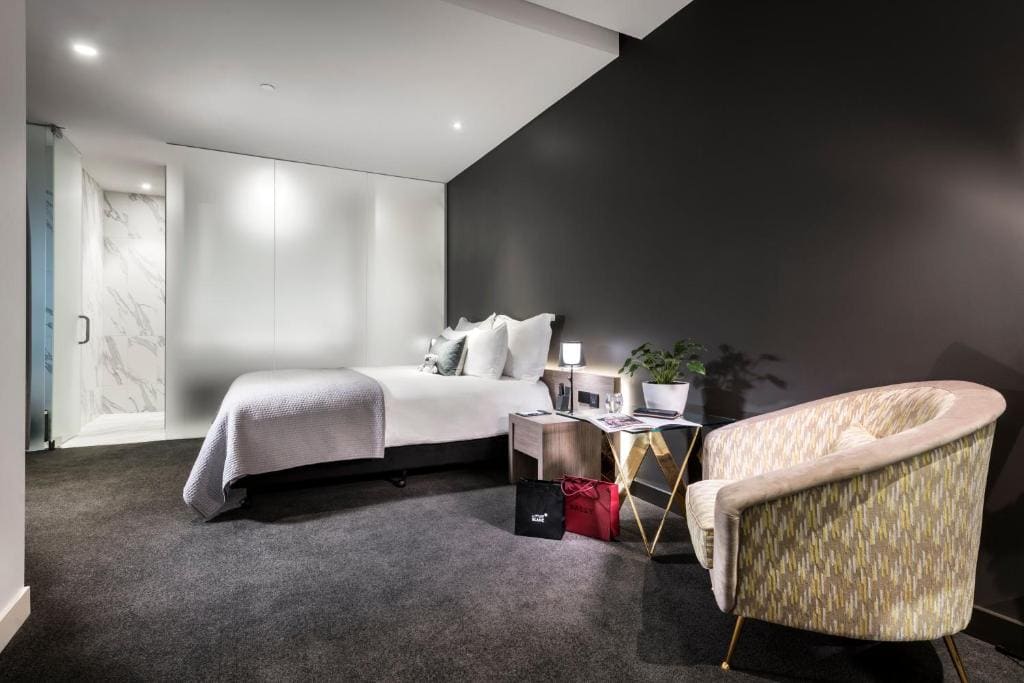King Suite with Courtyard View room - Image 2