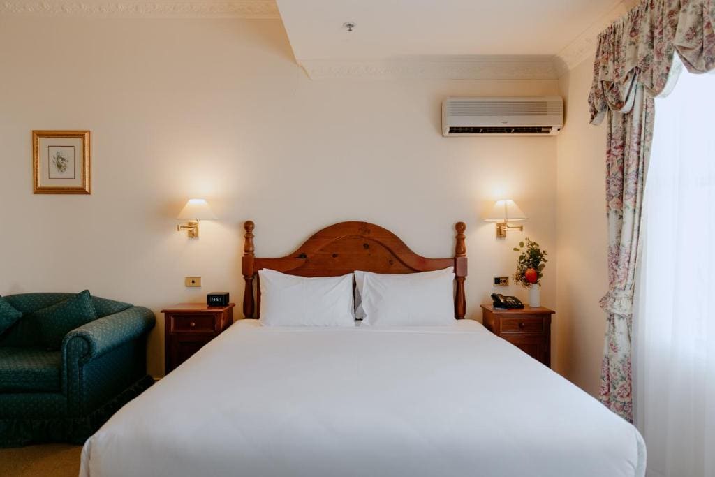 Heritage Spa & Fireplace Room room - Image 3