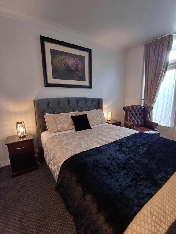 Deluxe Queen Room room - Image 3