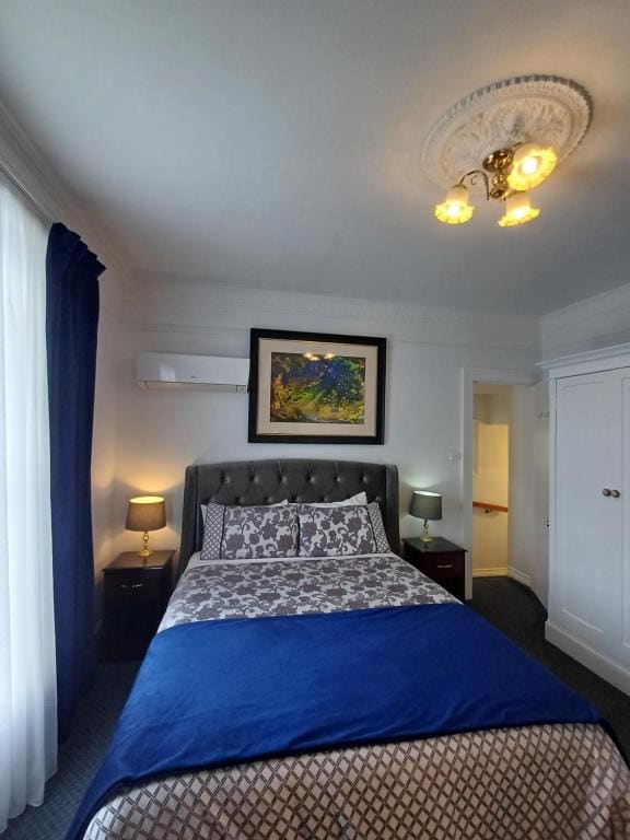 Business Queen Room room - Image 3