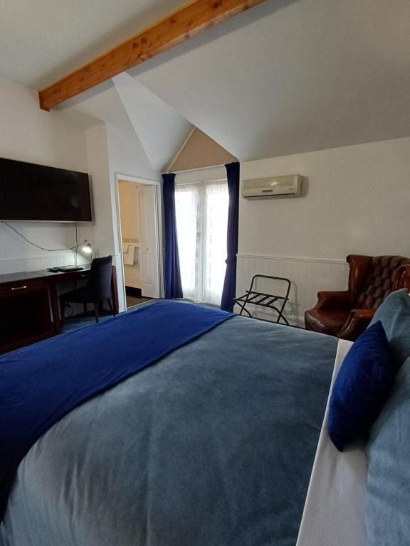 Queen Room with Balcony room - Image 2