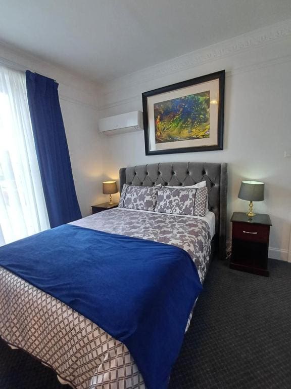 Business Queen Room room - Image 2