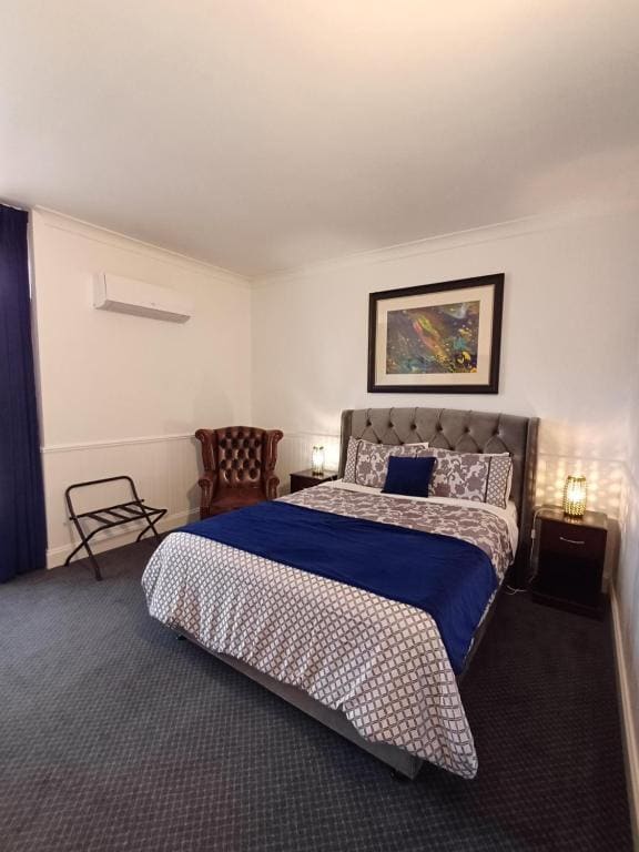 Queen Room with Courtyard room - Image 2