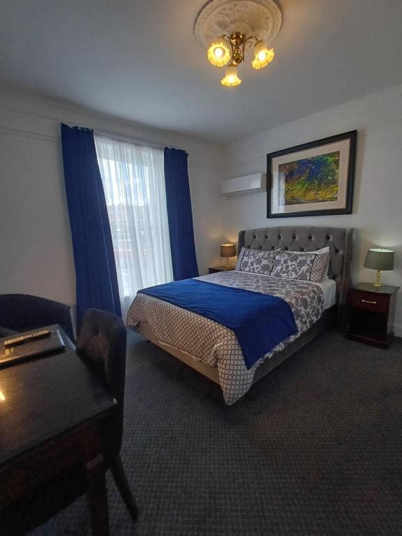 Business Queen Room room - Image 1