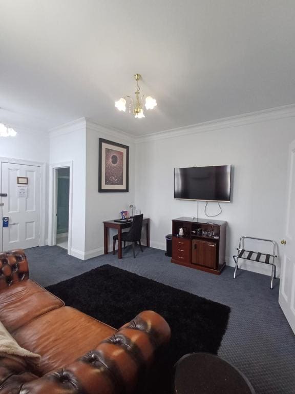 King Suite room - Image 3