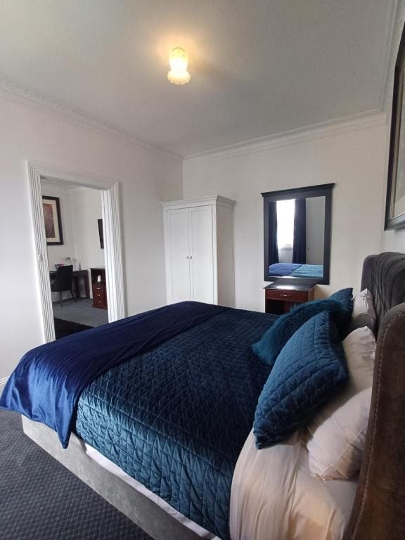 King Suite room - Image 2