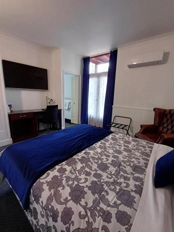Queen Room with Courtyard room - Image 3