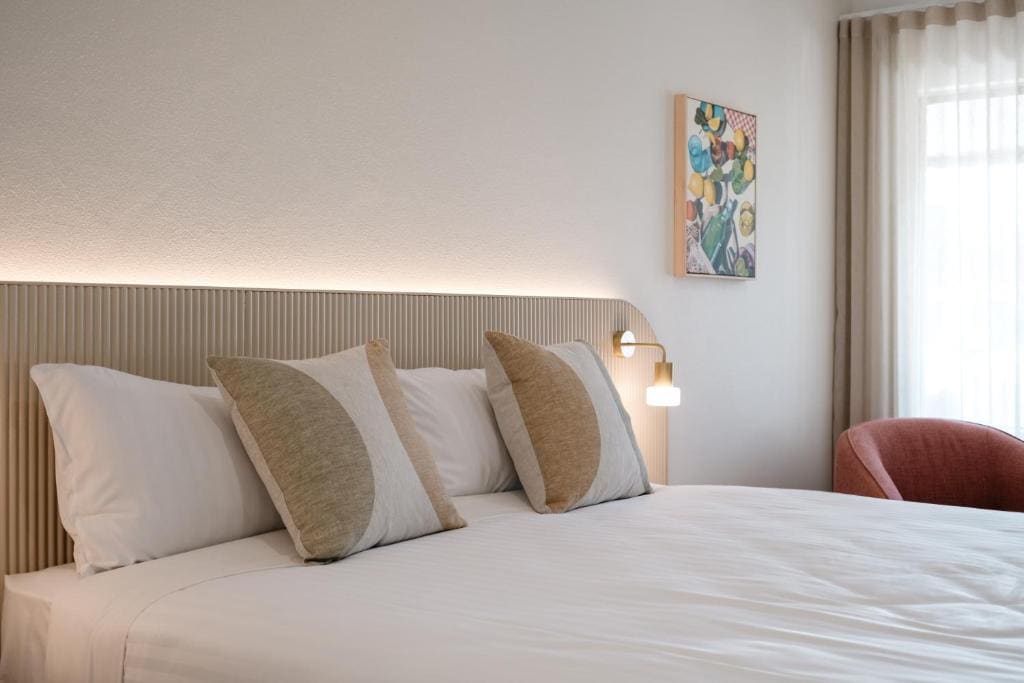 Deluxe One-Bedroom Apartment room - Image 1
