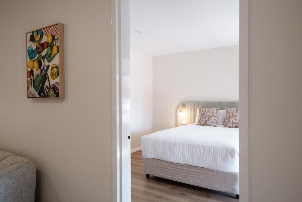 One-Bedroom Apartment room - Image 1