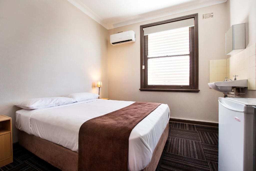 Economy Double Room with Shared Bathroom room - Image 2