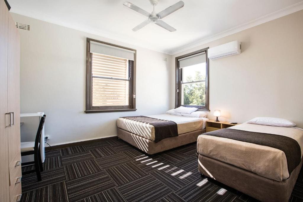 Economy Twin Room with Shared Bathroom room - Image 2