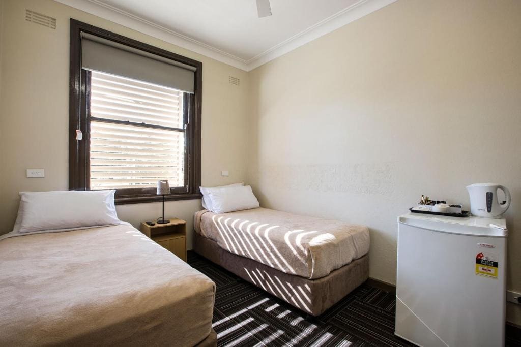 Economy Twin Room with Shared Bathroom room - Image 1