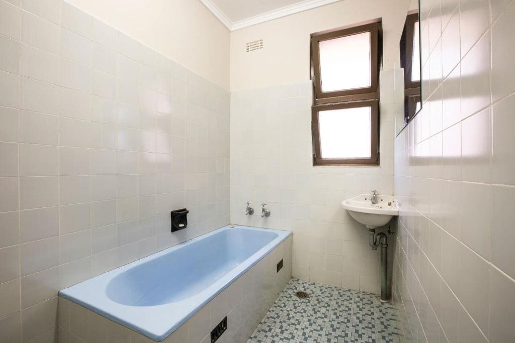 Economy Double Room with Shared Bathroom room - Image 3