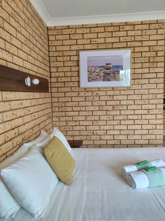 Economy Triple Room room - Image 1