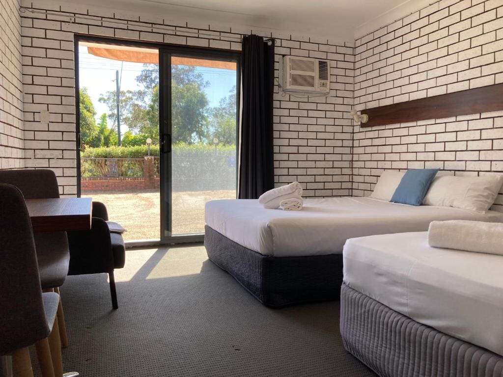 Economy Triple Room room - Image 2