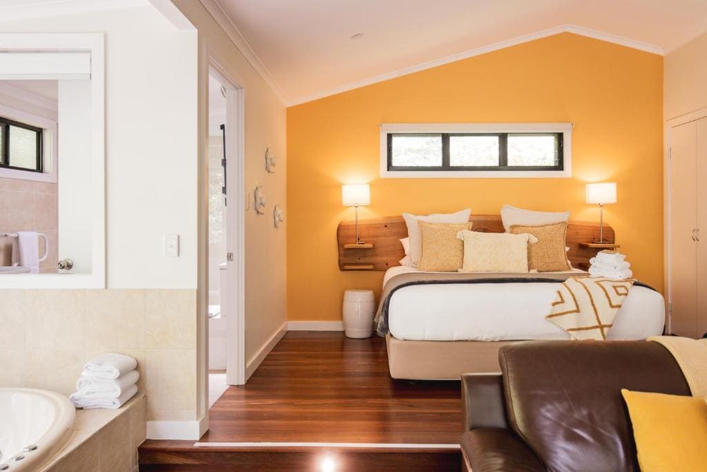 King Suite with Spa Bath room - Image 3