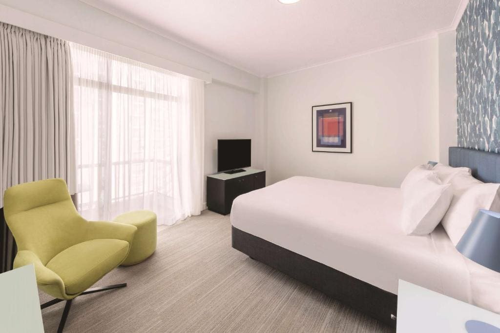 King Club Suite - Driftwood Social Club room - Image 2