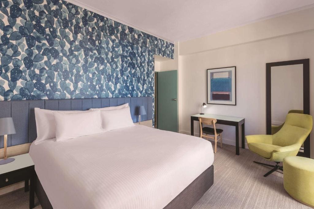 King Club Suite - Driftwood Social Club room - Image 1