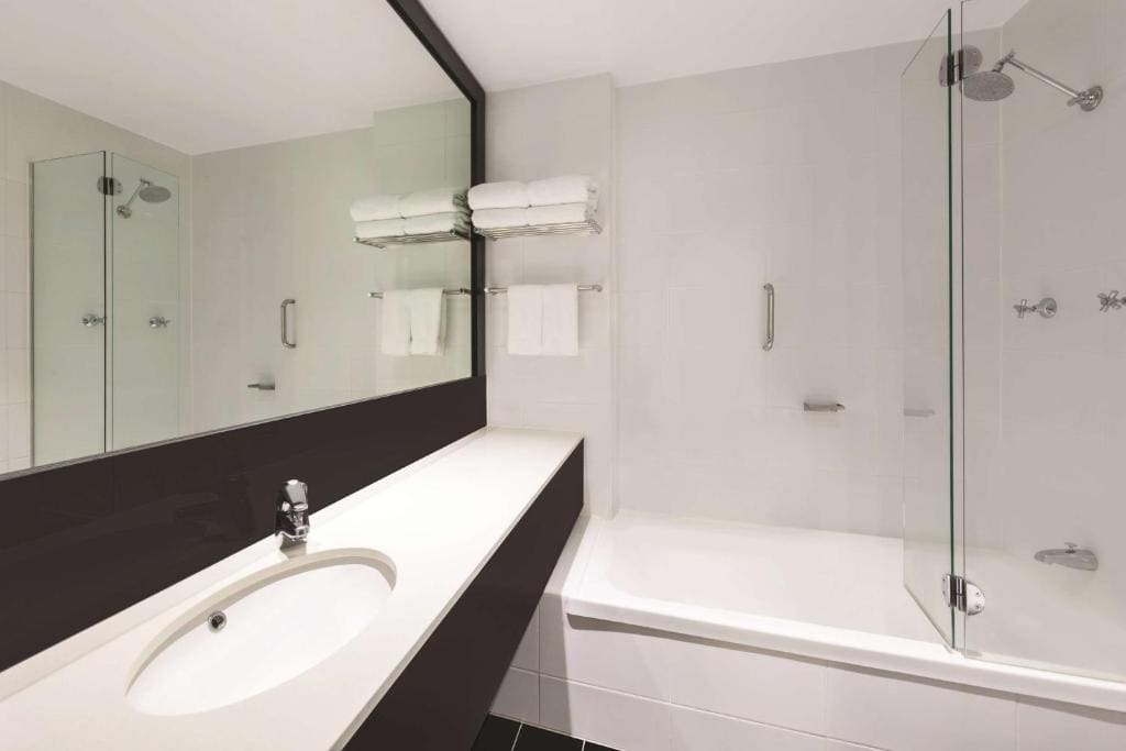King Club Suite - Driftwood Social Club room - Image 3