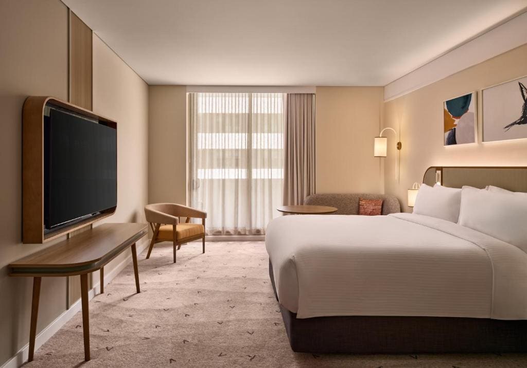 Premium King Room with Balcony - Accessible room - Image 2
