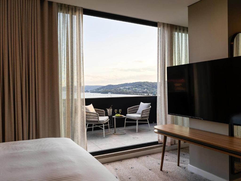 Premium King Room with Balcony and Bay View room - Image 1