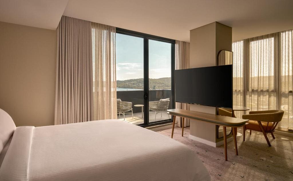 Premium King Room with Balcony and Bay View room - Image 2